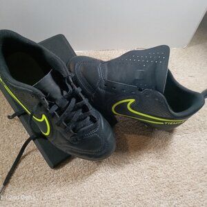 Nike Jr. Tiempo Soccer Shoes Size 4.5Y